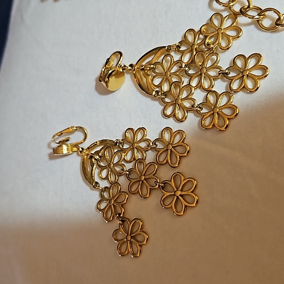 Vintage trifari necklace and earrings set. - Picture 7 of 7